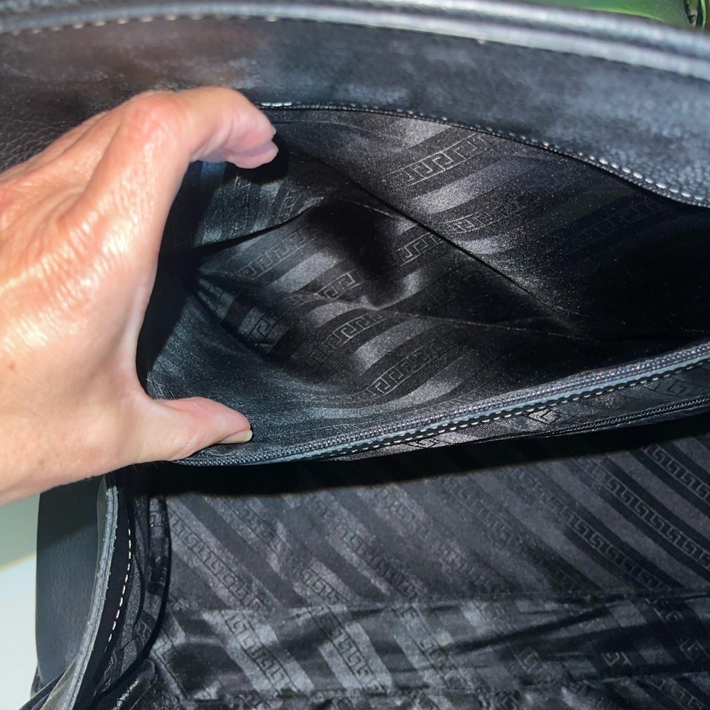 Elegant Black Tod's Leather Handbag - Picture 7 of 12
